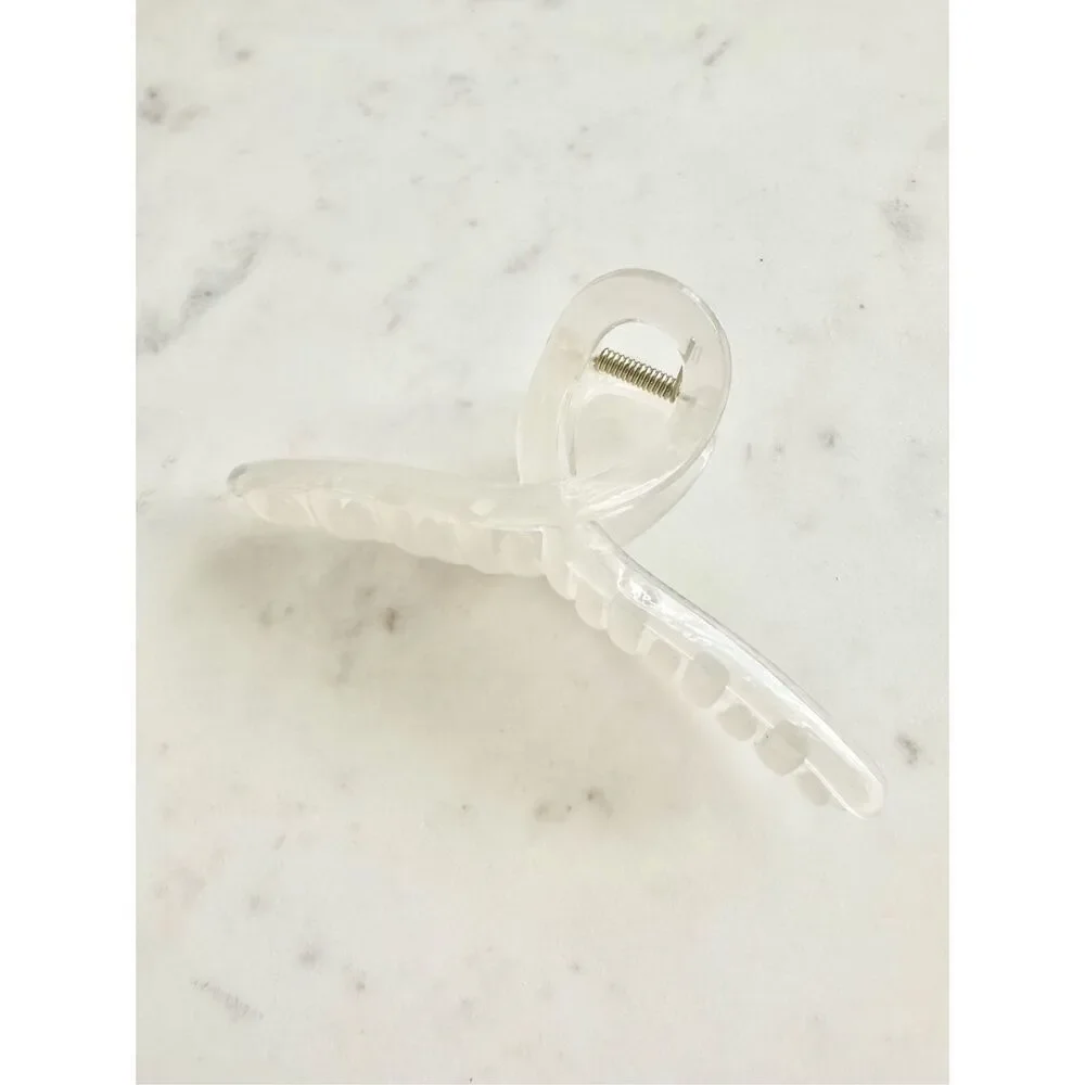 White minimalistic twist hair claw ￼